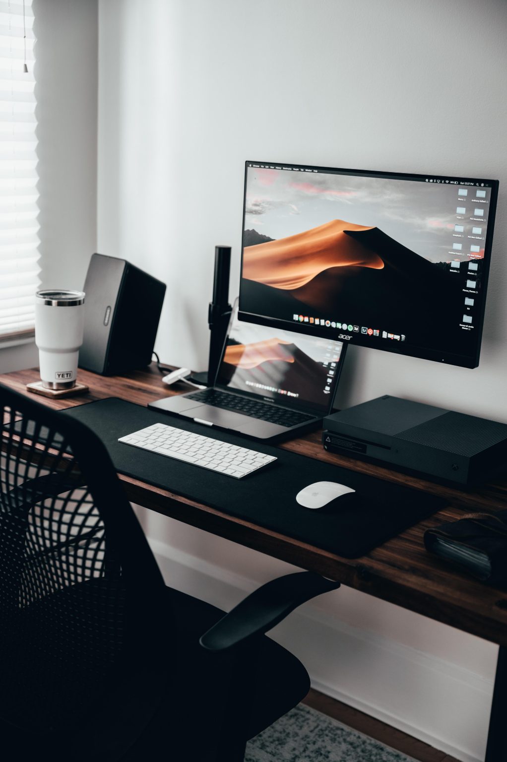 Herman Miller bureaustoel met elegante stijl en ergonomische ondersteuning in modern kantoor