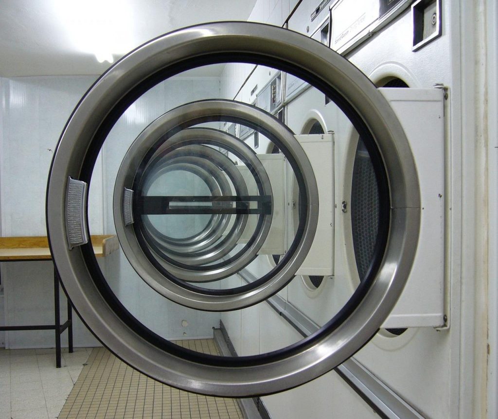 Moderne wasserette in Zaanstad met schone wasmachines en comfortabele wachtruimte voor klanten