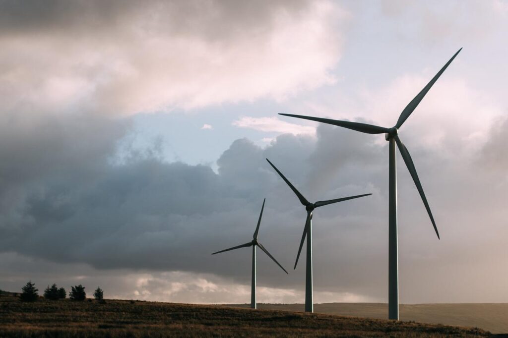 Grafische weergave van slimme energie-oplossingen met batterijopslag en zonnepanelen voor duurzame bedrijfsenergie