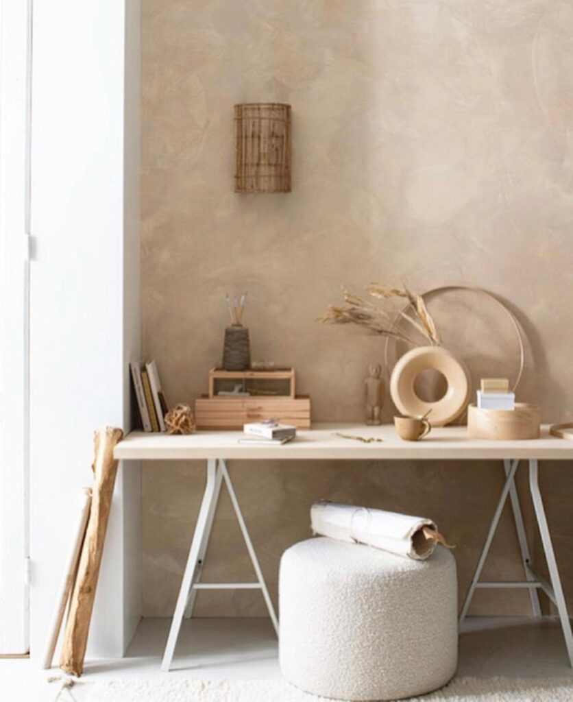 Scandinavisch design interieur met neutrale kleuren, natuurlijke materialen en functionele meubels van Deens