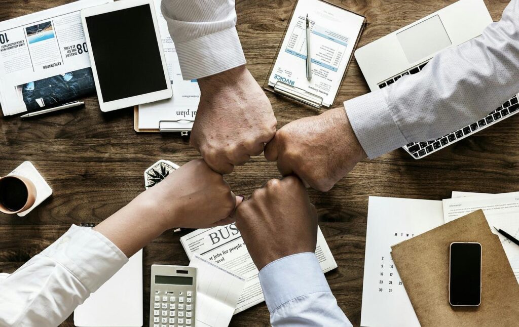 Ondernemer werkt met slimme financiële aanpak via laptop voor efficiënte administratie