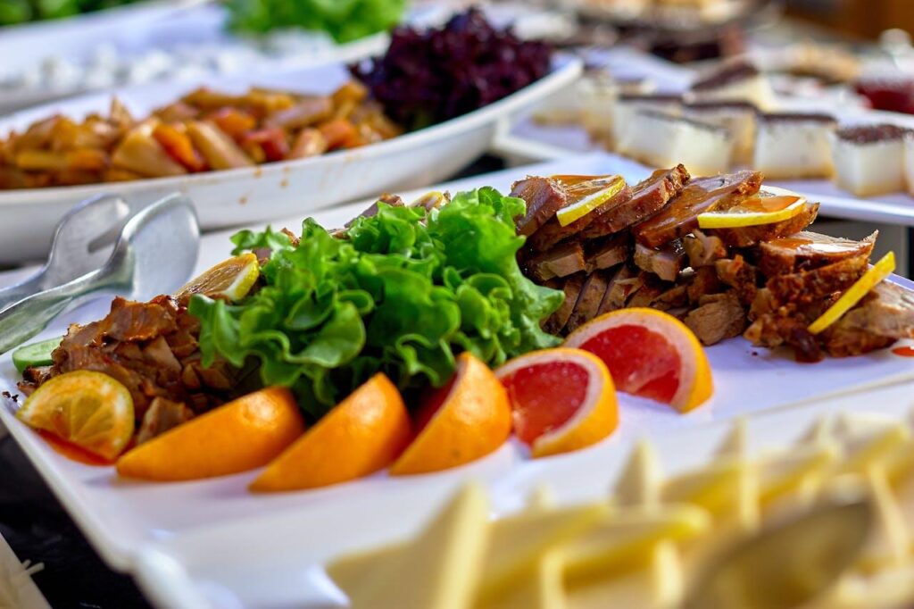 Professioneel verzorgd buffet met warme en koude gerechten voor een feest