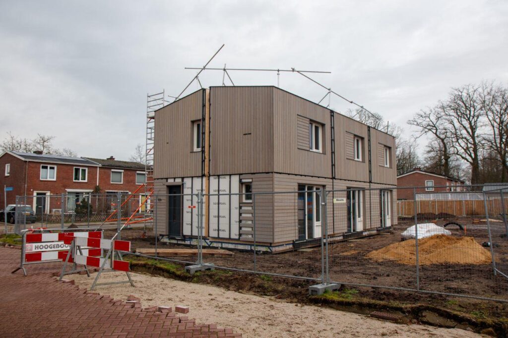 Slim verbouwen begint bij planning: huiseigenaar en aannemer bespreken keuzes voor indeling, materialen en werkschema's
